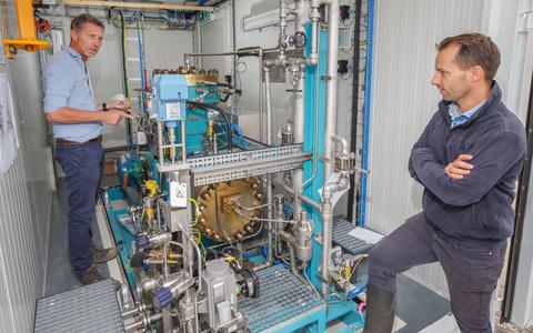 Ben Tubben (links) en Willem de Vries in de compressor op de testlocatie, die als een van de eerste onderdelen alvast is geplaatst. FOTO RENS HOOYENGA