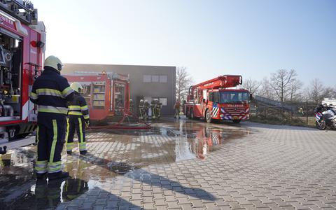De brandweer bij de loods aan de Industrieweg in Appelscha.