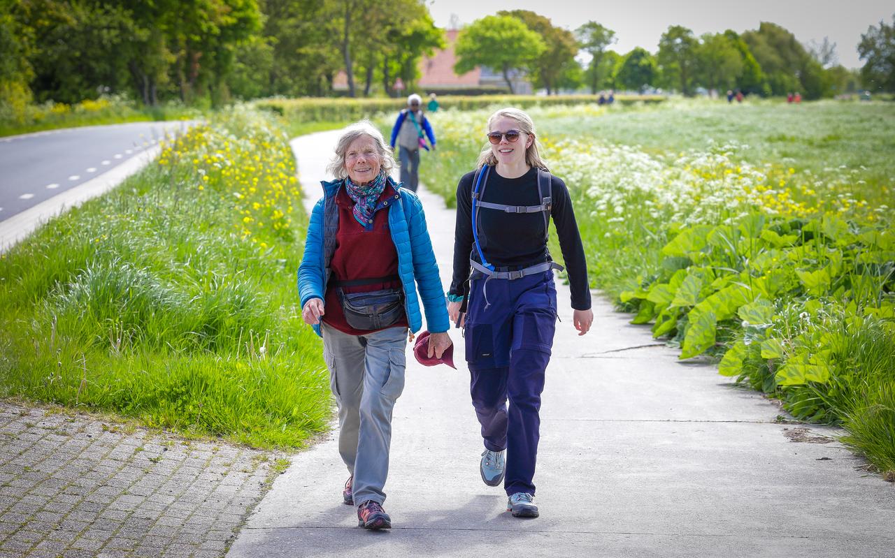 Pytsje Faber-Hof loopt de Elfstedenwandeltocht met haar kleindochter Esther Hof (27).