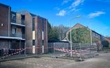 Zaterdagavond zijn alle elf appartementen dichtgeschroefd en is een hek om het gebouw geplaatst.