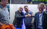 Lutz Jacobi feliciteert Abel Kooistra met de grote overwinning. Harm Wiegersma (de nummer vier van de BBB) lacht mee. 