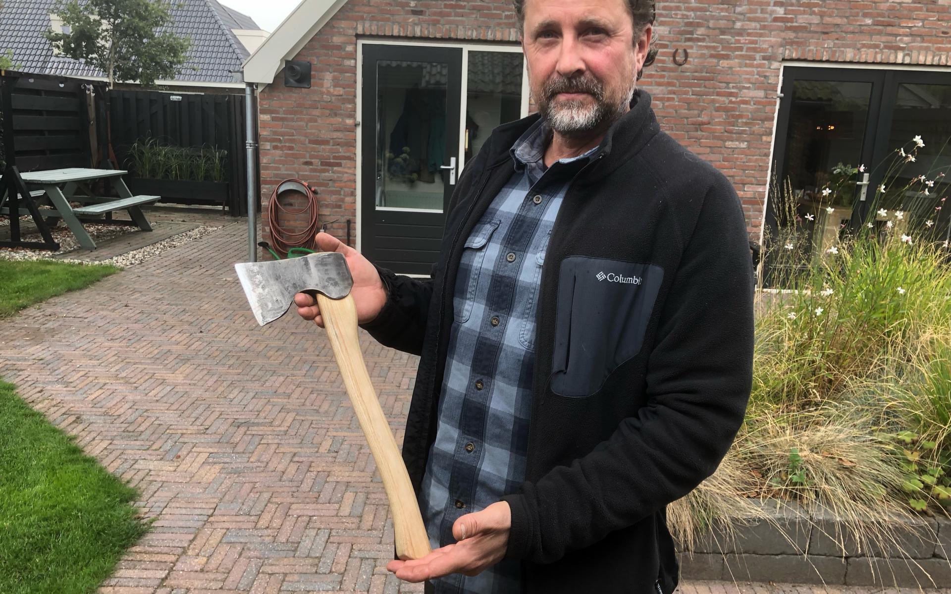 Chris Heine uit Noordwolde leert in Langedijke hoe je de perfecte bijl maakt - Nieuweooststellingwer