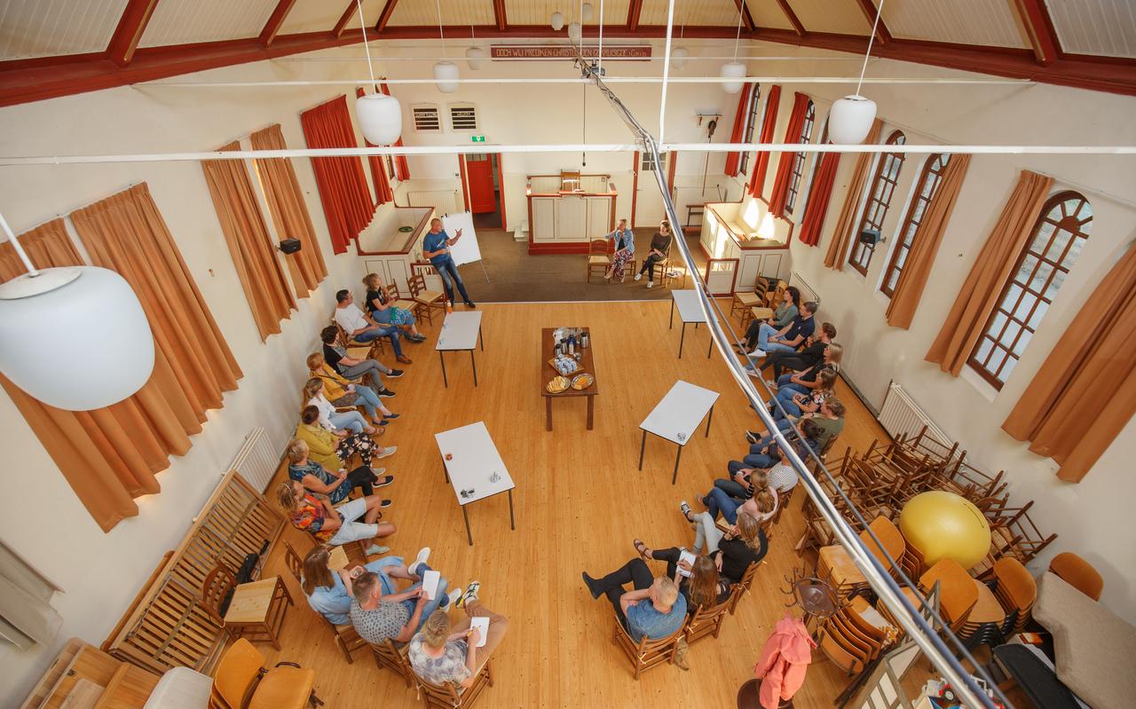 Belangstellenden horen in de voormalige Baptistenkerk in Haulerwijk de plannen aan voor de oprichting van een particuliere basisschool. Evert Jan Meeuwissen spreekt de zaal toe. Belangstellenden horen in de voormalige Baptistenkerk in Haulerwijk de plannen aan voor de oprichting van een particuliere basisschool. Evert Jan Meeuwissen spreekt de zaal toe.