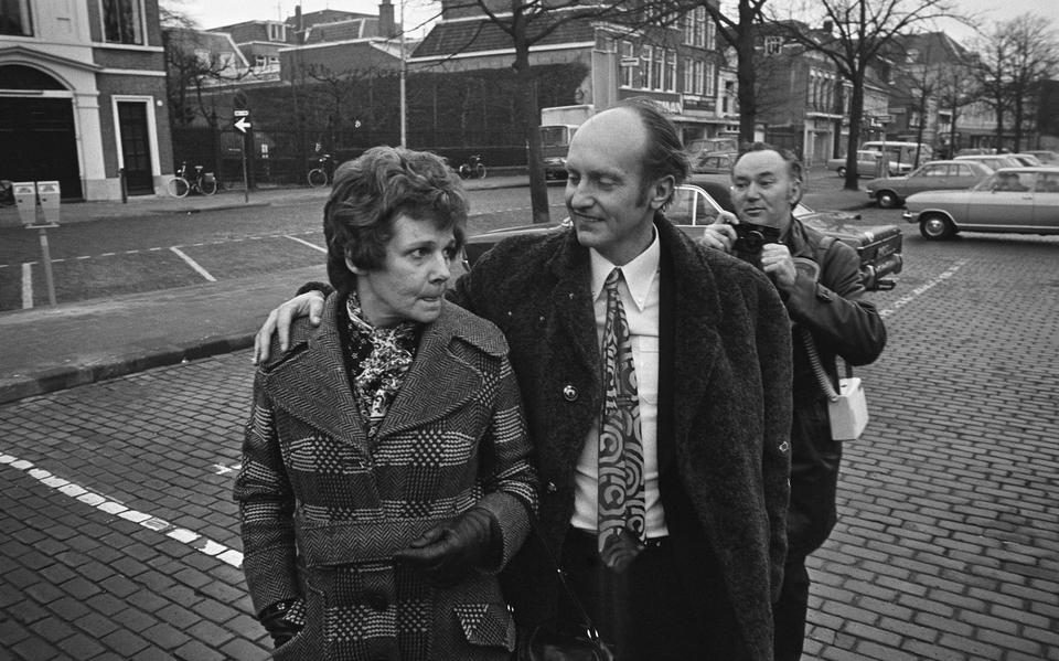 Dokter Truus Postma en haar man Andries op weg naar de rechtbank in Leeuwarden.