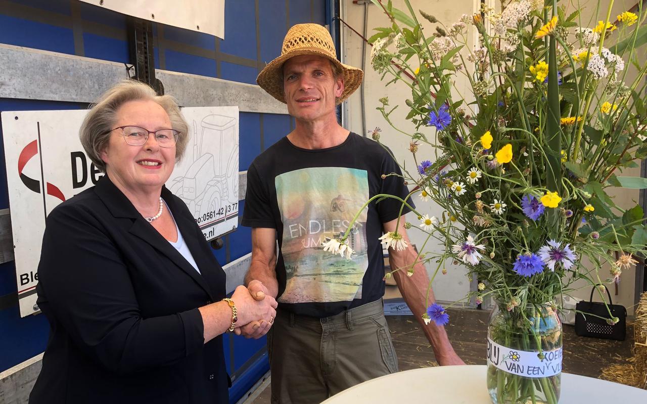 Burgemeester Sandra Korthuis krijgt een veldboeket aangeboden. Burgemeester Sandra Korthuis krijgt een veldboeket aangeboden.