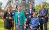 Het nieuwe college van B & W. V.l.n.r. wethouder Esther Verhagen, wethouder Jelke Nijboer, burgemeester Sandra Korthuis, gemeentesecretaris Willem Mutter, wethouder Gerben But en wethouder Jan van Weperen.