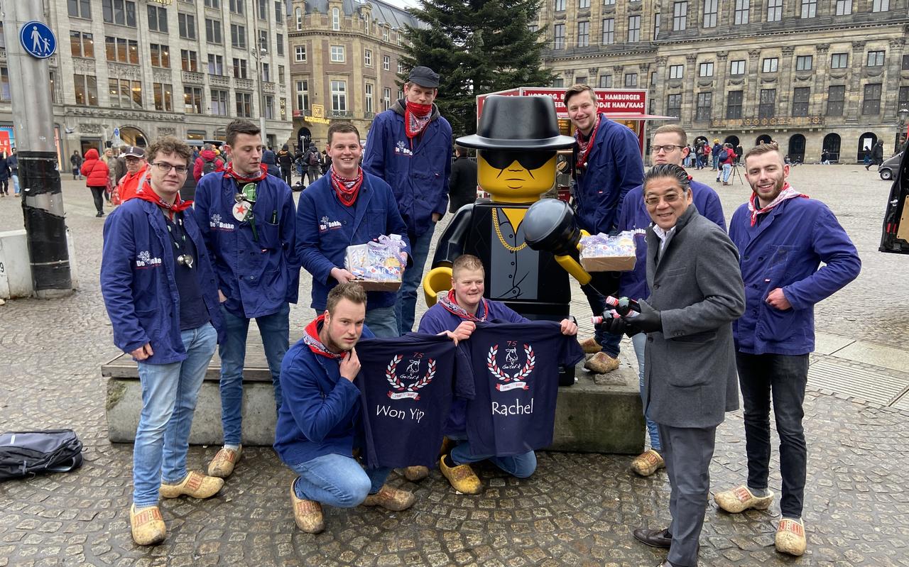 Het Legobeeld van André Hazes is terug op de Dam. Geitenfok Oldeberkoop had het beeld voor de nieuwjaarsstunt gebruikt Het Legobeeld van André Hazes is terug op de Dam. Geitenfok Oldeberkoop had het beeld voor de nieuwjaarsstunt gebruikt