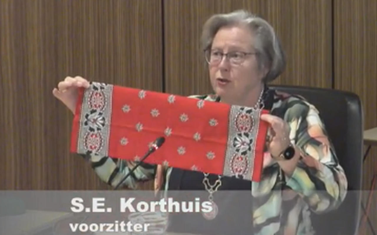 Fokke Hut biedt een rode boerenbonte protestzakdoek aan burgemeester Sandra Korthuis aan. Fokke Hut biedt een rode boerenbonte protestzakdoek aan burgemeester Sandra Korthuis aan.