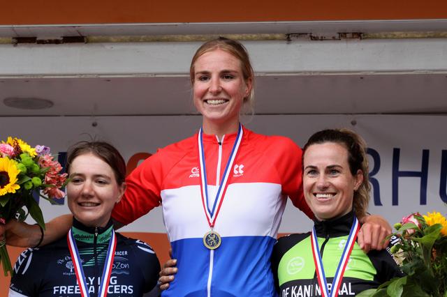 Olympisch roeikampioene Ymkje Clevering stunt met goud bij NK tijdrijden in Surhuisterveen