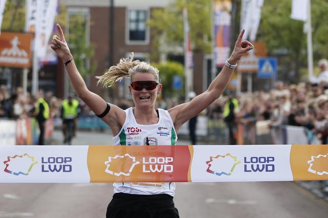Jessica Oosterloo wint halve marathon Loop Leeuwarden