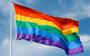 De Regenboogvlag wappert op zondag 27 juni bij het gemeentehuis.