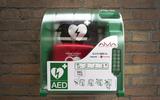 De defibrillators kunnen door zo?n 50 gediplomeerde vrijwilligers gebruikt worden bij mensen die plotseling een hartstilstand krijgen.